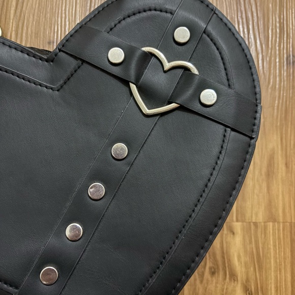Heart-Shaped Black Shoulder Bag - Picture 2 of 5